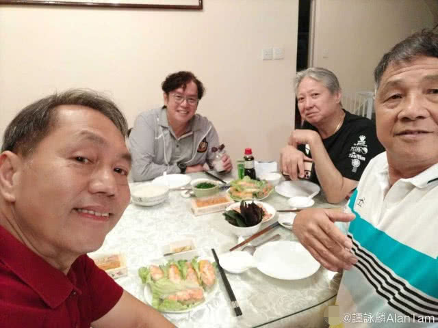 洪金宝▲洪金宝怎么了？瘦到脱相判若两人，满头白发显苍老，谭咏麟等人到其家中探望