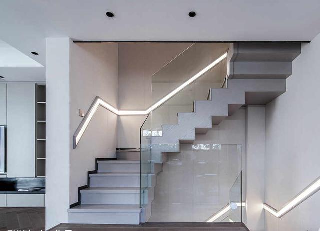 「」楼梯铺瓷砖好处多多,打扫方便还美观!老公死脑筋:滑倒摔跤咋办