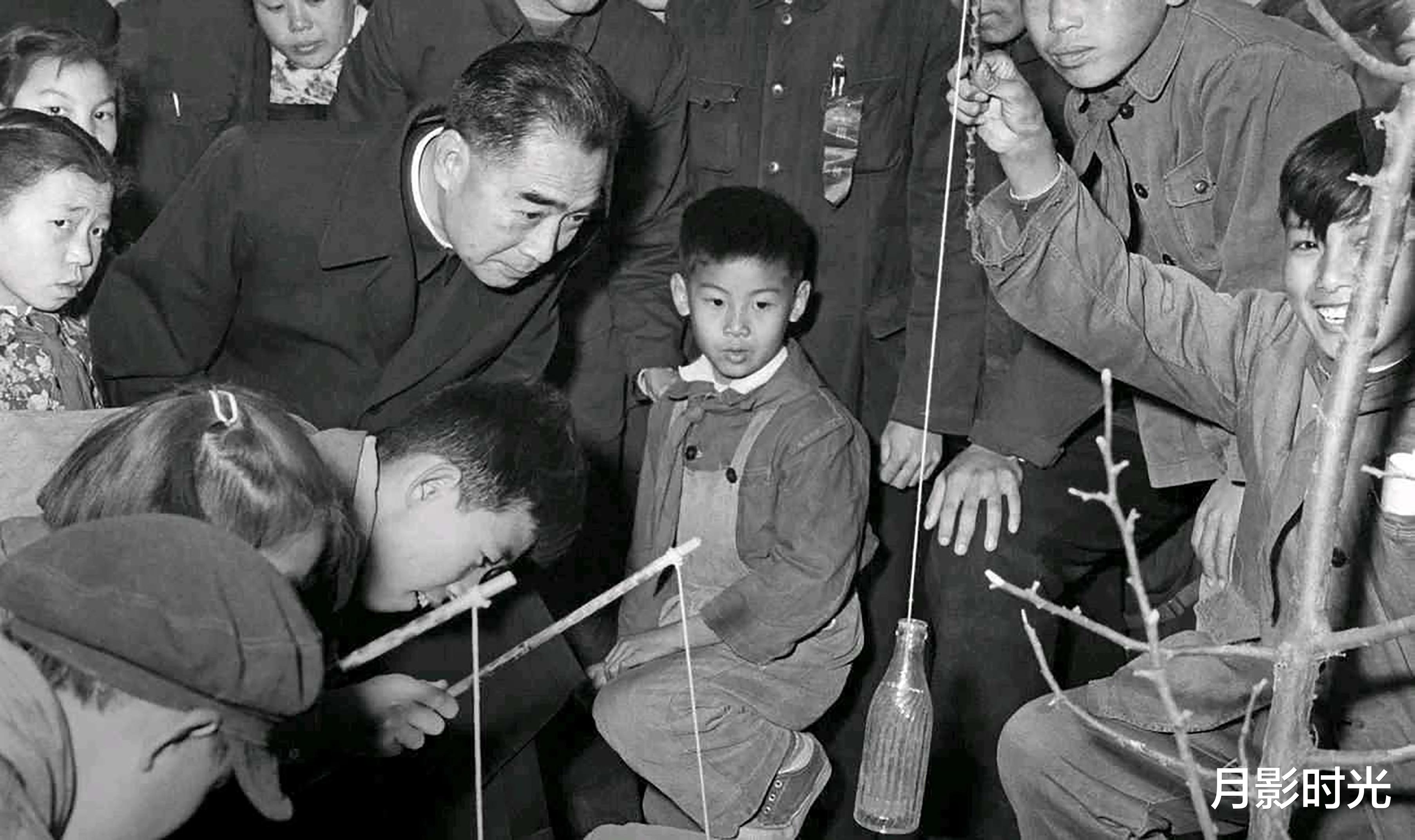 党史|毛主席玩扑克牌，周总理看钓鱼比赛，江青拍摄的庐山仙人洞，或许您第一次见