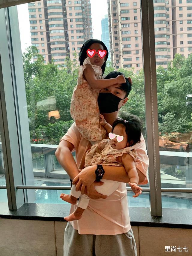 陈赫|陈赫首晒二胎正脸照！扛大女儿抱小女儿变慈父，俩娃模样都像他