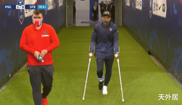 巴黎|1-0惨烈夺冠!巴黎王牌遭对手铲成严重变形,直接拄拐见证一切