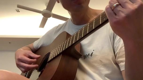 许志安|许志安近况罕曝光！深夜弹唱歌词有深意，疑害怕被攻击不敢露全脸