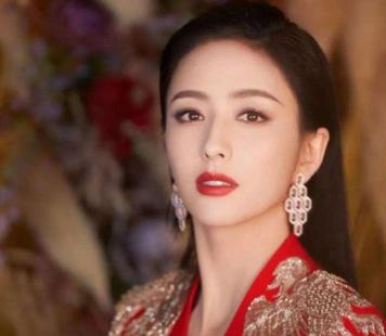 「佟丽娅」36岁佟丽娅主持春晚：“死”过一次以后，她活成大家都羡慕的样子