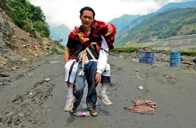 墨语笙歌|当初那位背儿子遗体，徒步25公里背儿回家的父亲，后来咋样了