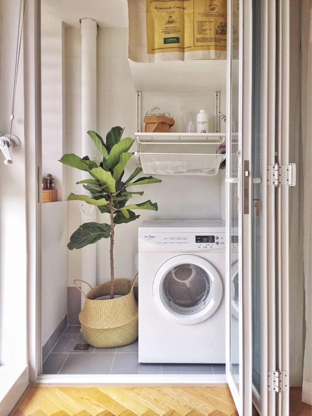 阳台位置小，洗手盆装不了，放洗衣机有余！怎么利用？