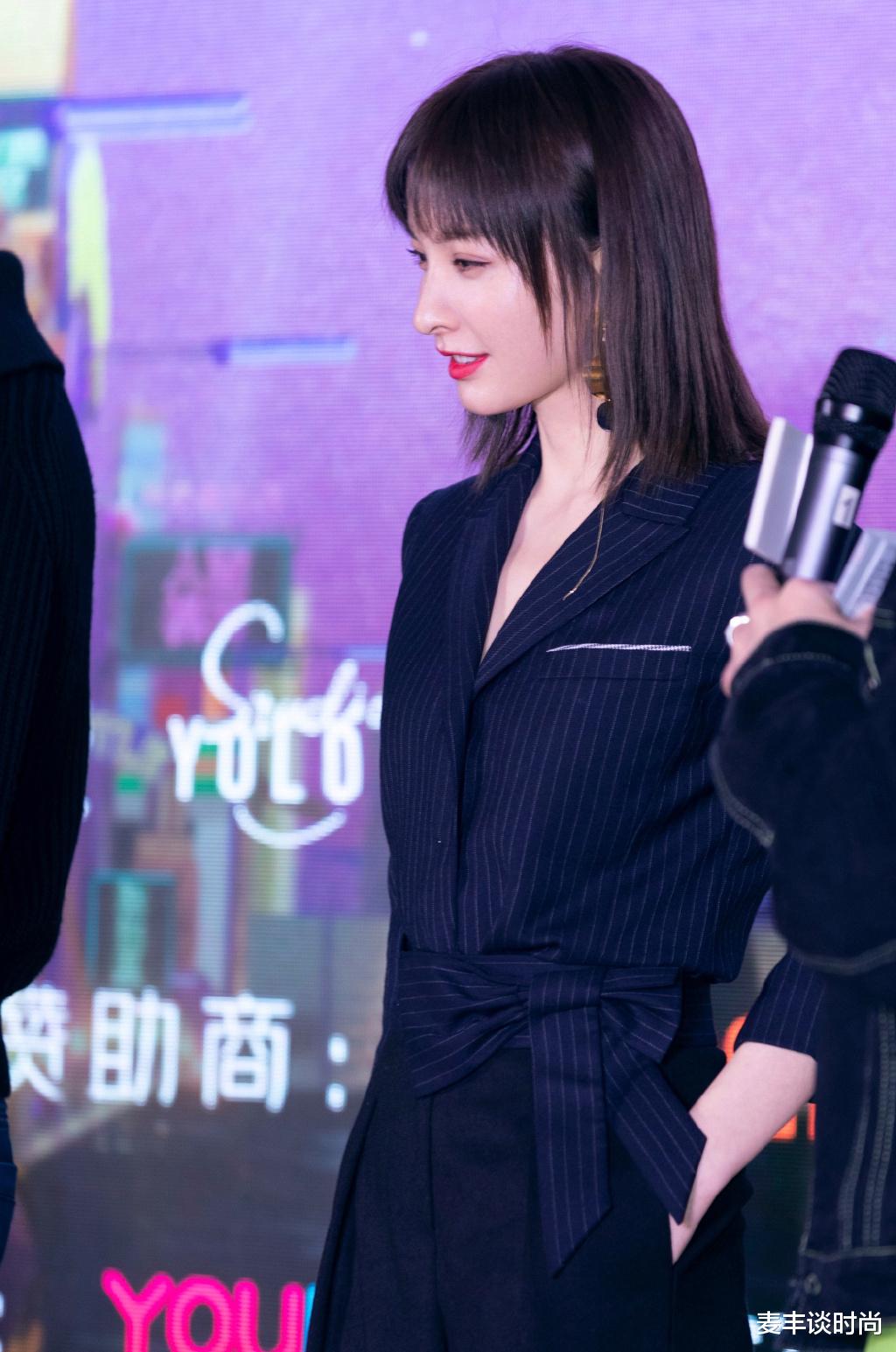 『连体裤』吴昕越来越女团风范了，穿连体裤扎高马尾，37岁美回18岁少女