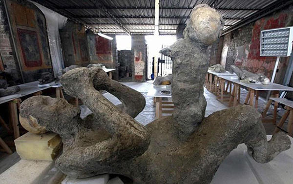 [拥抱]火山吞没情侣都没分开彼此拥抱，千年后化石被发现，潸然泪下