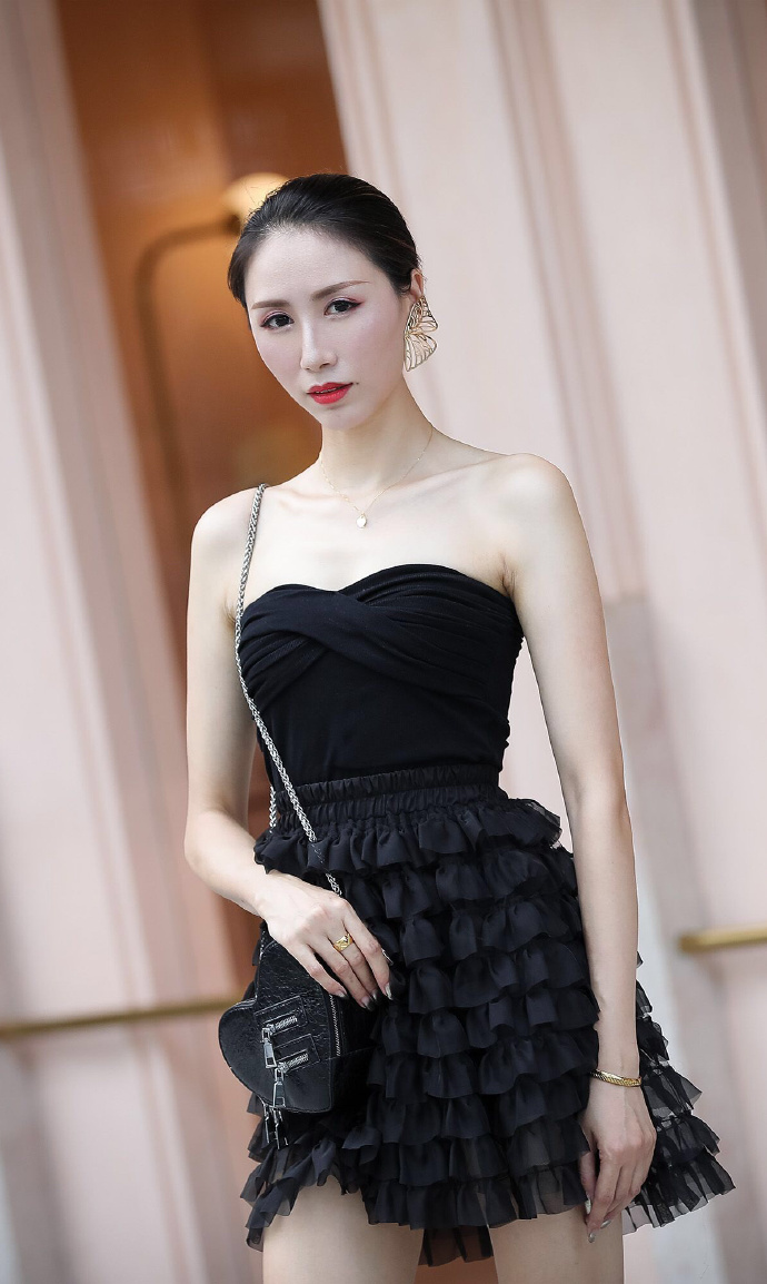 【短裙】“千层短裙”真魅力,让辣妈很显瘦,秀出一副贵气脸型吧?