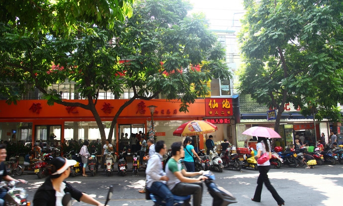 南宁■南宁排名第一的老友粉店，褒贬不一，每天食客络绎不绝