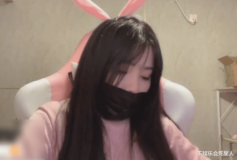 「德云社」一条小团团露脸直播，王思聪送了16个超火，随后的反应亮了