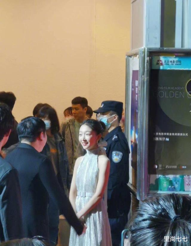 杨幂|北电校庆太排场！赵薇穿得随性周冬雨隆重，张嘉倪壮硕杨幂失水准