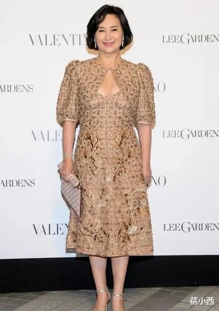 穿衣搭配|何超琼穿出了60后想要的高级感，深蓝色套裙配短发，优雅又气质