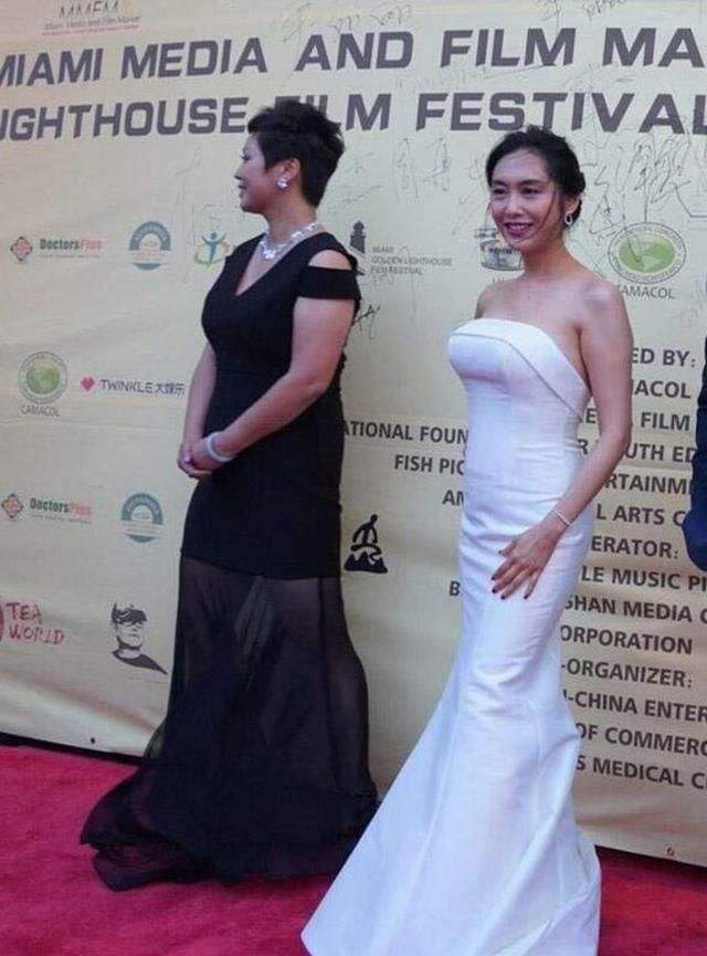 『朱茵』48岁朱茵身材绝了,身材魔鬼般惹火,她老公上辈子拯救了银河系?