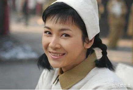 [李云龙]同样是李云龙住院，老版护士朴素大方，新版却穿上紧身裙妩媚不已