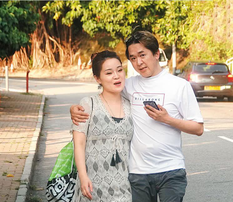 邓兆尊|53岁港星邓兆尊新欢身材火爆，家里已有2女友，自曝不结婚不生子