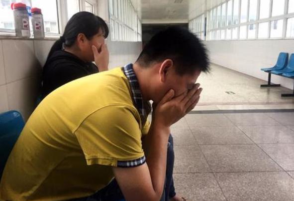 『耿爽』抱着5个月女儿，37岁海归女博士跳楼，丈夫痛哭：为什么带走孩子