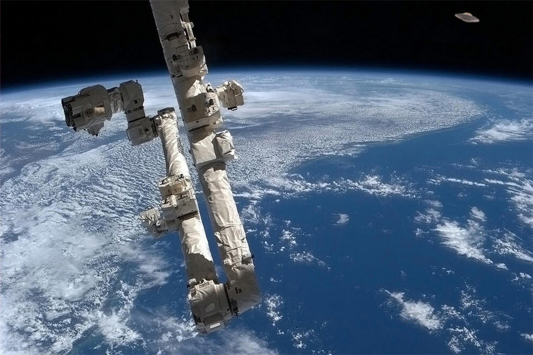 外星人|美国航天飞机拍到不明物，疑似外星人“监测器”，地球被盯上了？