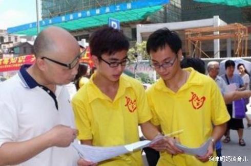 大学|收到211大学录取通知书，父母打开看完却哭了，孩子无奈选择复读