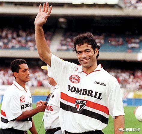 巴西队：一人击败克鲁伊夫巴萨梦一队，这名巴西10号队长，他的哥哥更出名