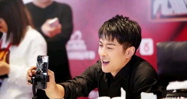 自游创 当初辛巴离开二驴直播间，并与二驴交恶，与一个网红有很大的关系