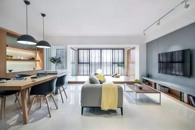 地板|客厅连接阳台,要不要装隔断门?幸好我精明,一锤下去赚了好几万