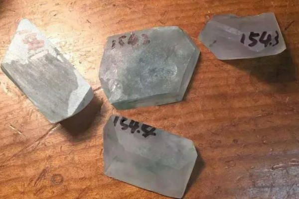 『』低价入手的小灯泡,切出8件高冰翡翠,货主笑得合不拢嘴!