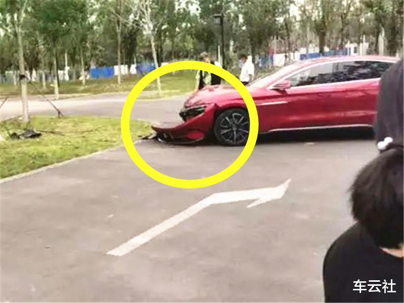 比亚迪汉ev|比亚迪汉EV首撞,看到车损后,网友:这就是高达30万的“公路坦克”?