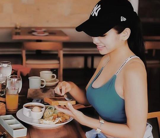 【健身】健身女神喜欢在家徒手训练，颜值高，还通过努力拥有一副好身材