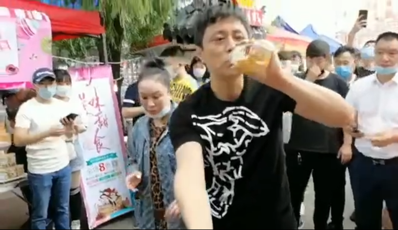 农业银行▲哈尔滨街头，一男子突然倒地心跳骤停！生死关头，有一个人摘下口罩冲上前……