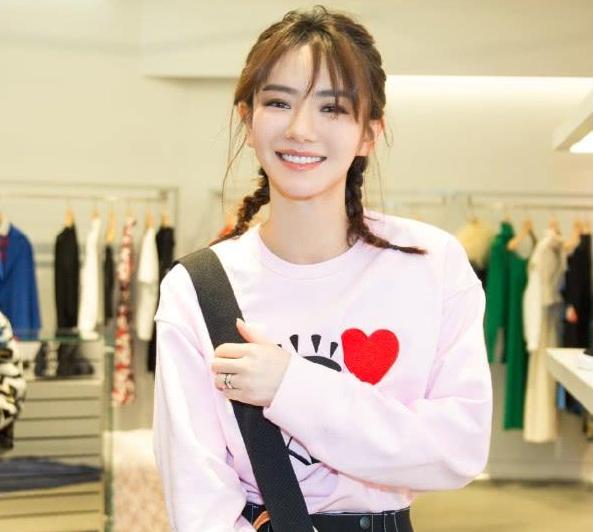 『戚薇』美超92万感染，戚薇老公现“美”原形，甄子丹终为子女“买单”