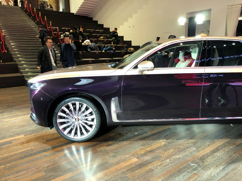 红旗h9▲一年没白等！红旗H9实车到店，比5系漂亮10倍，打开车门奔驰眼红了