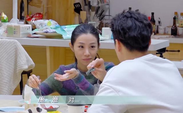 #摄像头#恋爱综艺嘉宾撕太狠！抢闺蜜对象，当着摄像头问你是觉得我配吗