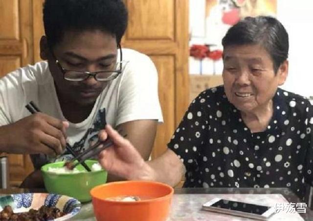 上海市|上海大妈路边捡回一个小黑人，悉心抚养20年，长大后：我养你