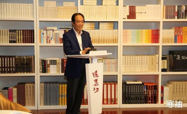 阎崇年|小伙掌掴北大教授, 网友一众叫好, 只因宣称: 清军屠杀是民族融合！