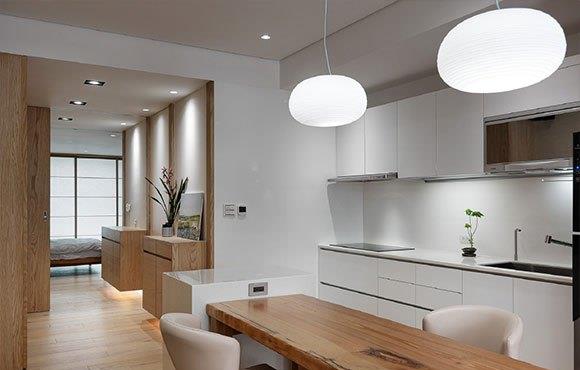 ▲白色加原木色的空间素雅别致，让人回味无穷，慢节奏生活真舒服！