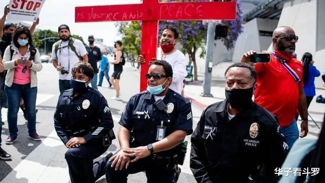 「美国」蓬佩奥带领政客集体下跪? 又一道美丽的风景线，美国输在哪里了？