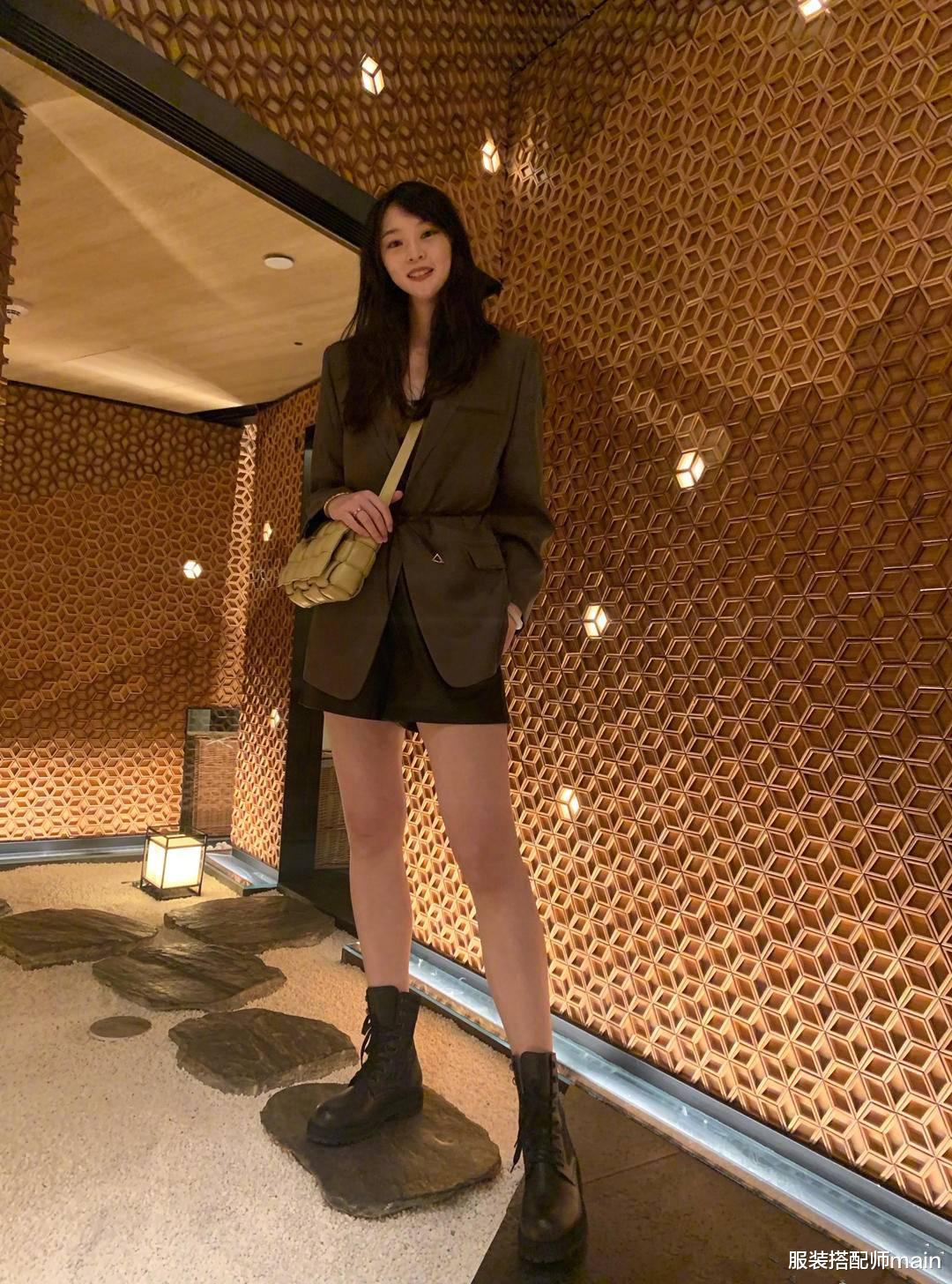 惠若琪這腿娛樂圈罕見，穿短皮裙的腿明明不細，卻是女生最愛的-圖6