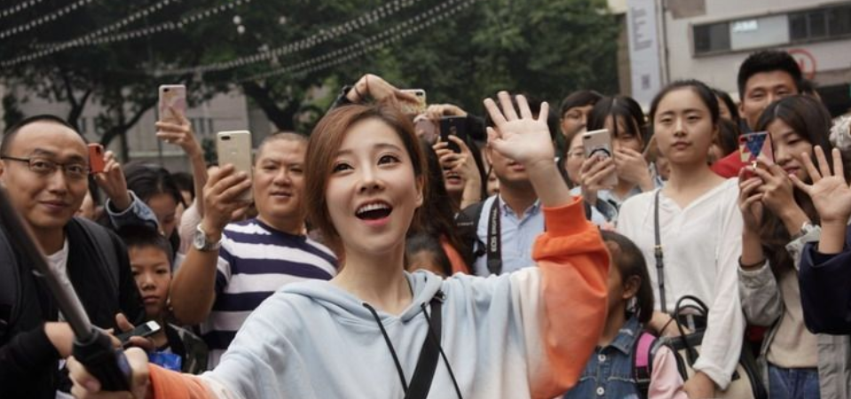 冯提莫|冯提莫劳模身份坐实，一周一首新歌首首都是精品，黑眼圈惹人心疼