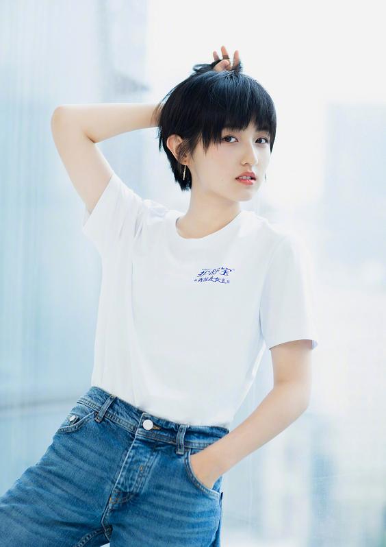 短发|张子枫终于换新发型，剪超短发干净又利落，这张脸太精致了