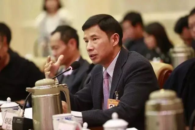 经济学|现实魔幻：世界级经济学家，亲自下场“割韭菜”？