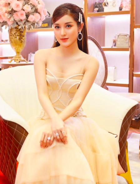 迪丽热巴▲越南“第一美女”超养眼，随意一坐美成海报，撞脸迪丽热巴