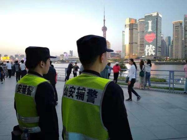 辅警|湖南一辅警拖拽猛踹两男孩令其下跪,被辞退拘留15天,网友:就该打