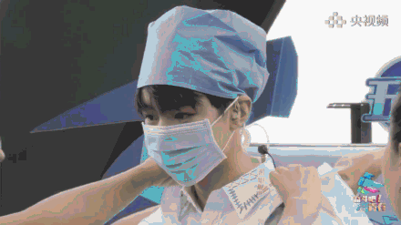 【王俊凯】王俊凯致穿防护服,请抗疫人员上签上她们的名字,并真挚地说是自己的偶像