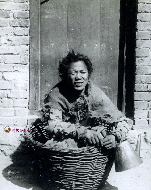 |清末真实照片，差官手握巨型斩马剑，宫女准许离宫“满面春风”