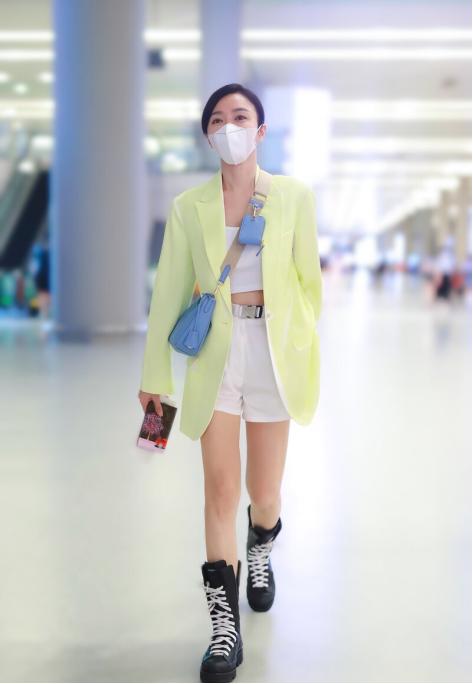 秦岚|秦岚穿“反季装”,大夏天脚踩绑带靴出镜,这造型一般人难驾驭