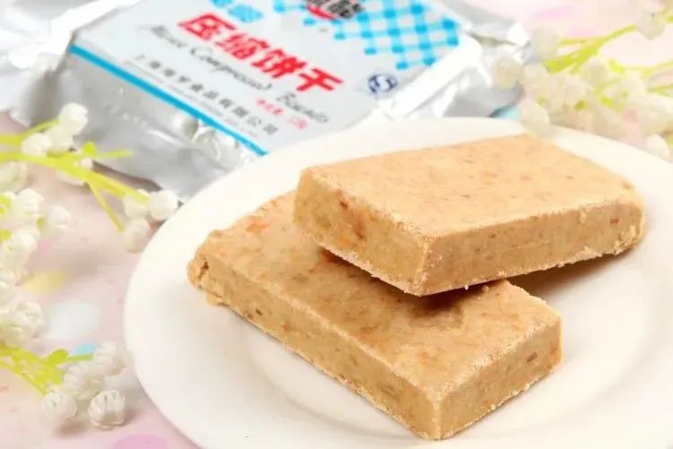 【饼干】压缩饼干真那么抗饿？用沸水煮开后，网友不淡定了