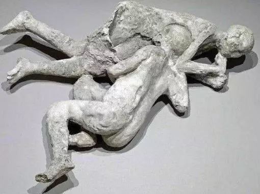 「化石」国外男子爬山时发现“怪异石头”, 专家来挖掘后发现是岩浆化石