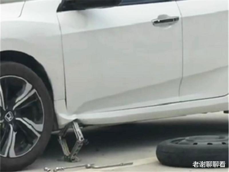 本田思域|本田思域路边换胎，车身却被支撑架顶变形，网友：还能再脆点吗？