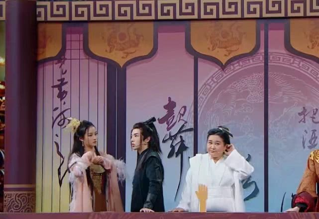 #关晓彤#关晓彤随手整理衣服，谁注意到花花下意识反应？网友：男人也有怕的时候