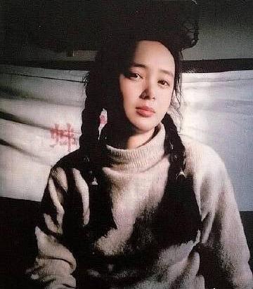 郑爽|郑爽抓许魏洲手，许魏洲吓得立马跳开，最后被抓住手都吓得发抖